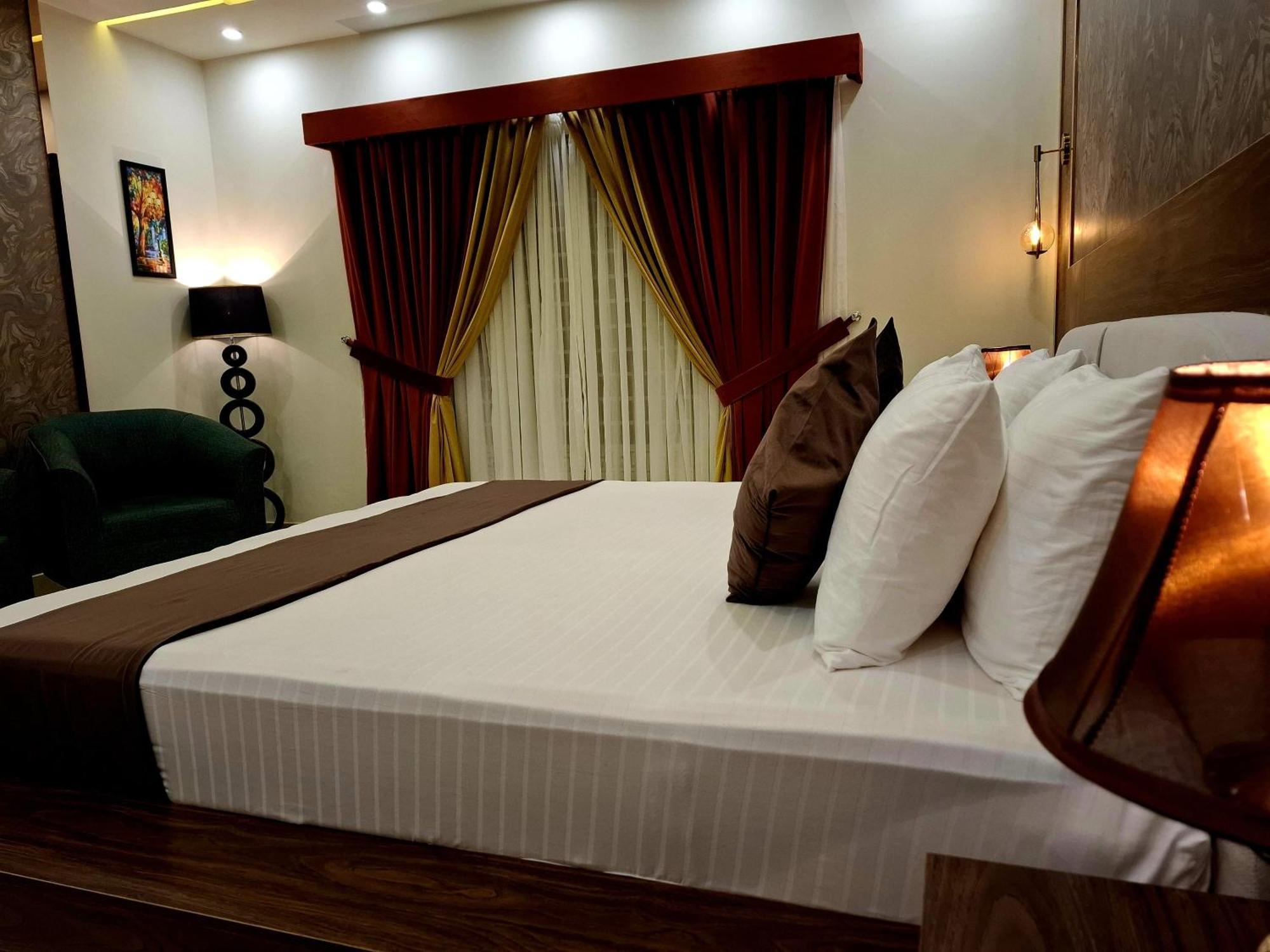 Royal Galaxy Hotel & Residence - Near Islamabad International Airport & Motorway Esterno foto